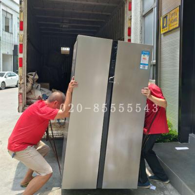 搬家師傅正在搬運冰箱上樓